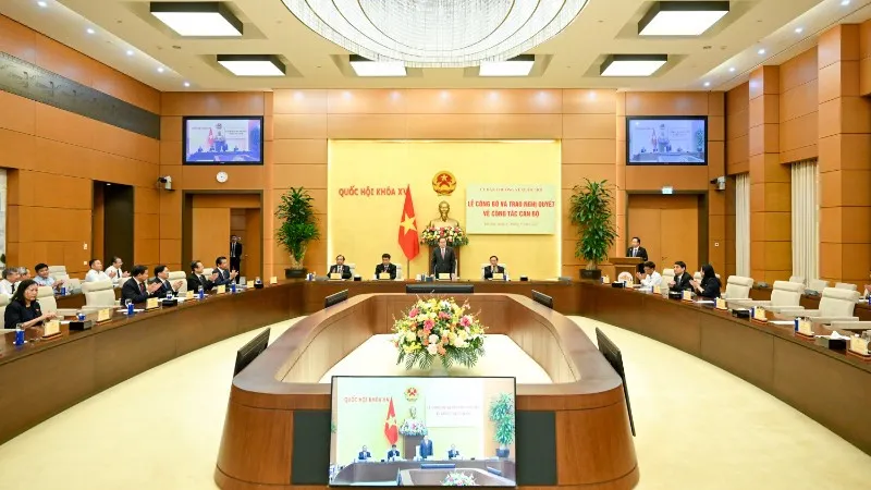 Chủ tịch Quốc hội Trần Thanh Mẫn dự Lễ công bố và trao nghị quyết về công tác cán bộ - Ảnh 1.