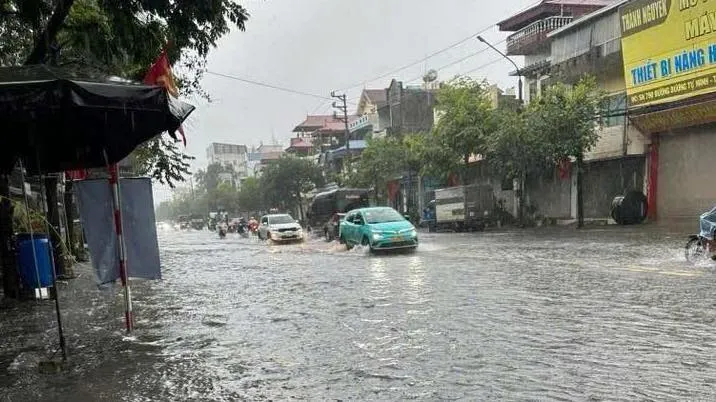Mưa lớn kỷ lục gây nguy cơ lũ lụt khẩn cấp tại Thái Nguyên - Ảnh 1.