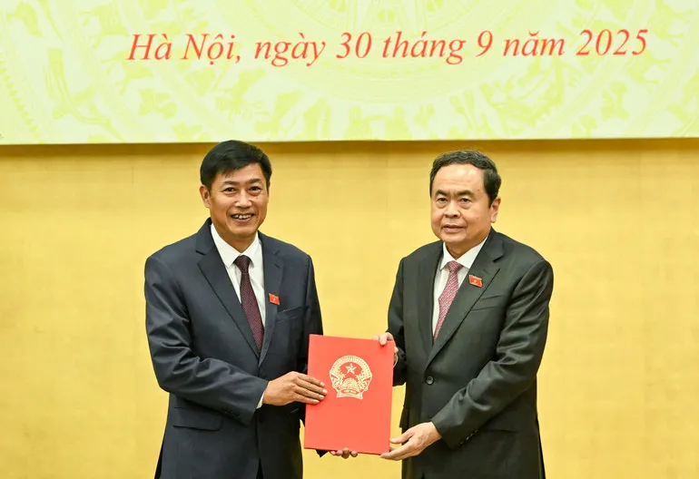 Chủ tịch Quốc hội Trần Thanh Mẫn dự Lễ công bố và trao nghị quyết về công tác cán bộ - Ảnh 3.