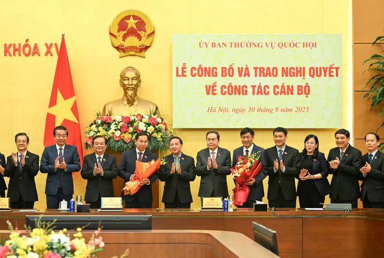 Chủ tịch Quốc hội Trần Thanh Mẫn dự Lễ công bố và trao nghị quyết về công tác cán bộ - Ảnh 4.