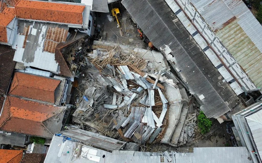 Toàn cảnh đống đổ nát sau vụ sập trường học Hồi giáo ở Sidoarjo, Đông Java, Indonesia ngày 30/9/2025 (Ảnh: AP)