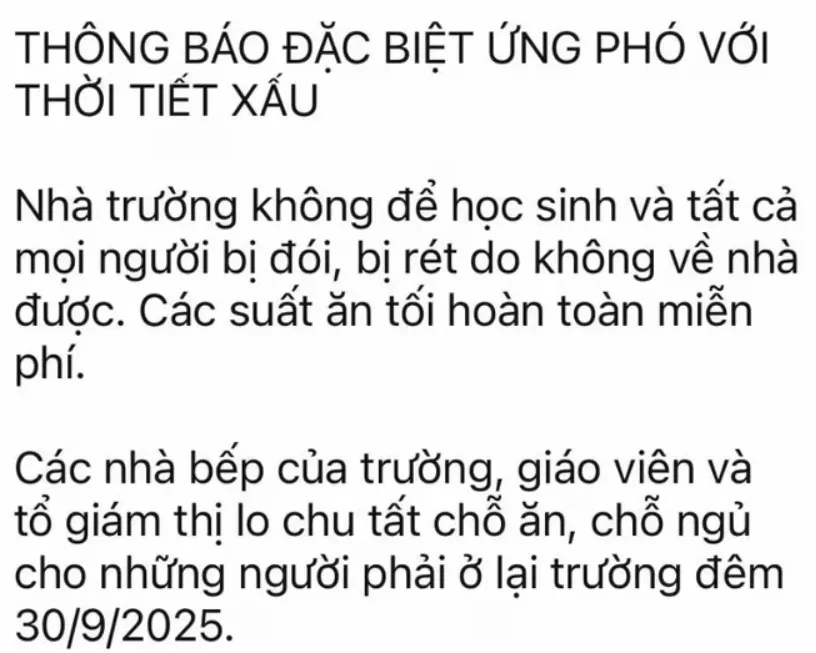 Hà Nội ngập nặng, trường tổ chức cho học sinh ăn ngủ qua đêm- Ảnh 1. Hà Nội ngập nặng, trường tổ chức cho học sinh ăn ngủ qua đêm- Ảnh 1.