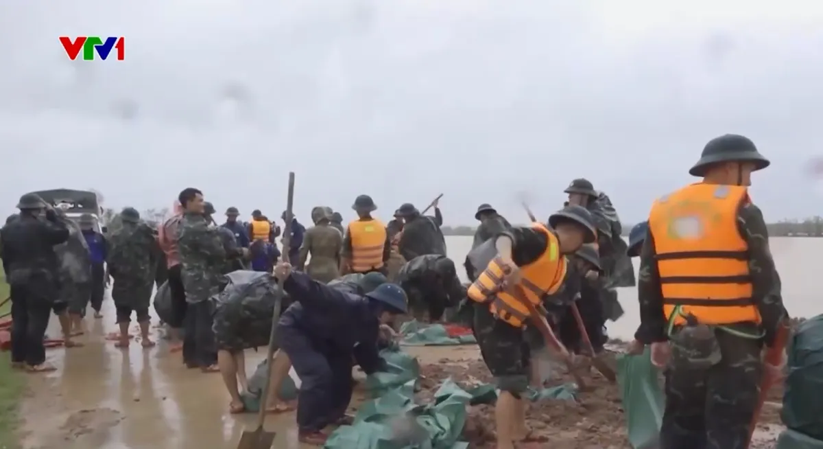 Lực lượng quân đội, công an lăn xả trong mưa lũ, hết lòng vì nhân dân- Ảnh 1. Lực lượng quân đội, công an lăn xả trong mưa lũ, hết lòng vì nhân dân- Ảnh 1.