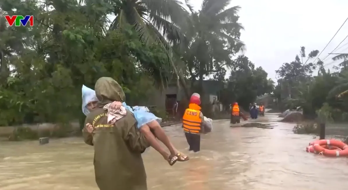 Lực lượng quân đội, công an lăn xả trong mưa lũ, hết lòng vì nhân dân- Ảnh 2. Lực lượng quân đội, công an lăn xả trong mưa lũ, hết lòng vì nhân dân- Ảnh 2.
