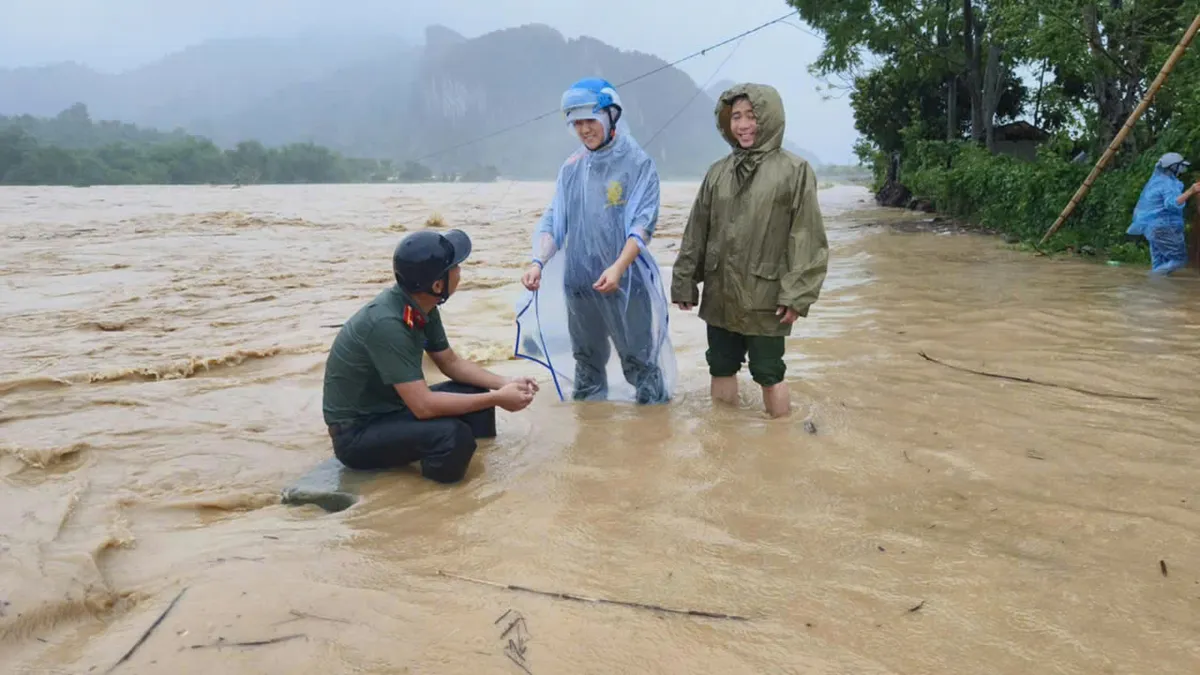 Trung úy Công an lao xuống dòng nước, cứu người đàn ông ở Nghệ An bị lũ cuốn trôi- Ảnh 1. Trung úy Công an lao xuống dòng nước, cứu người đàn ông ở Nghệ An bị lũ cuốn trôi- Ảnh 1.