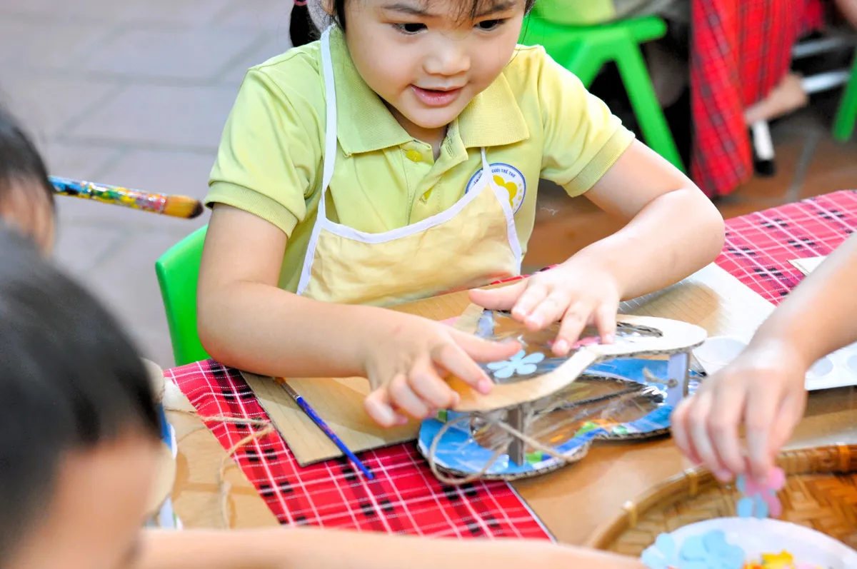 Thử l&agrave;m lồng đ&egrave;n cho trẻ em từ vật dụng quen thuộc- Ảnh 7.