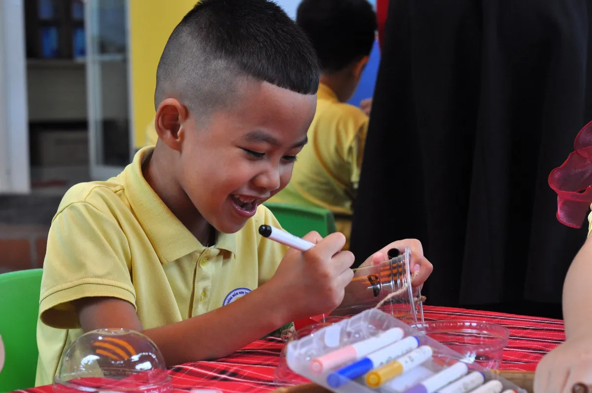 Thử l&agrave;m lồng đ&egrave;n cho trẻ em từ vật dụng quen thuộc- Ảnh 10.