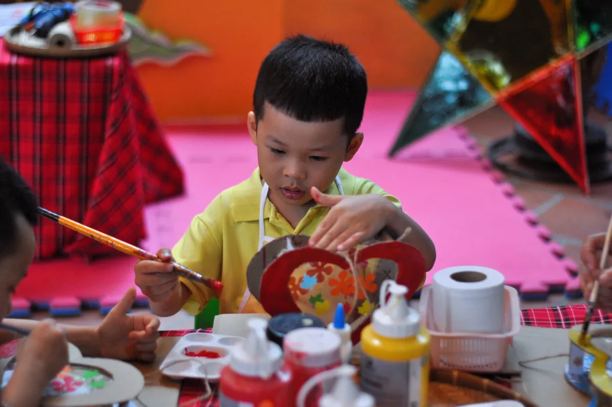 Thử l&agrave;m lồng đ&egrave;n cho trẻ em từ vật dụng quen thuộc- Ảnh 9.