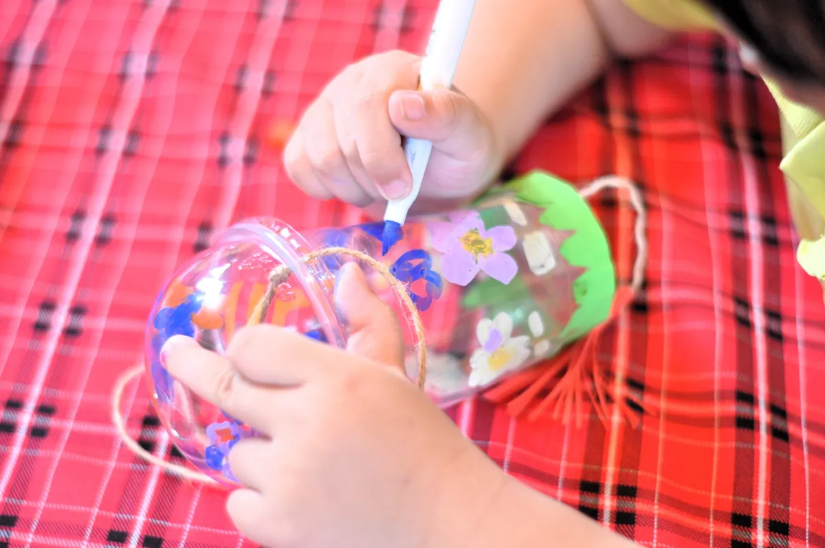 Thử l&agrave;m lồng đ&egrave;n cho trẻ em từ vật dụng quen thuộc- Ảnh 8.