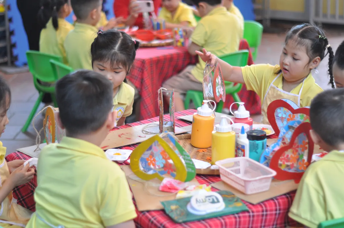 Thử l&agrave;m lồng đ&egrave;n cho trẻ em từ vật dụng quen thuộc- Ảnh 6.