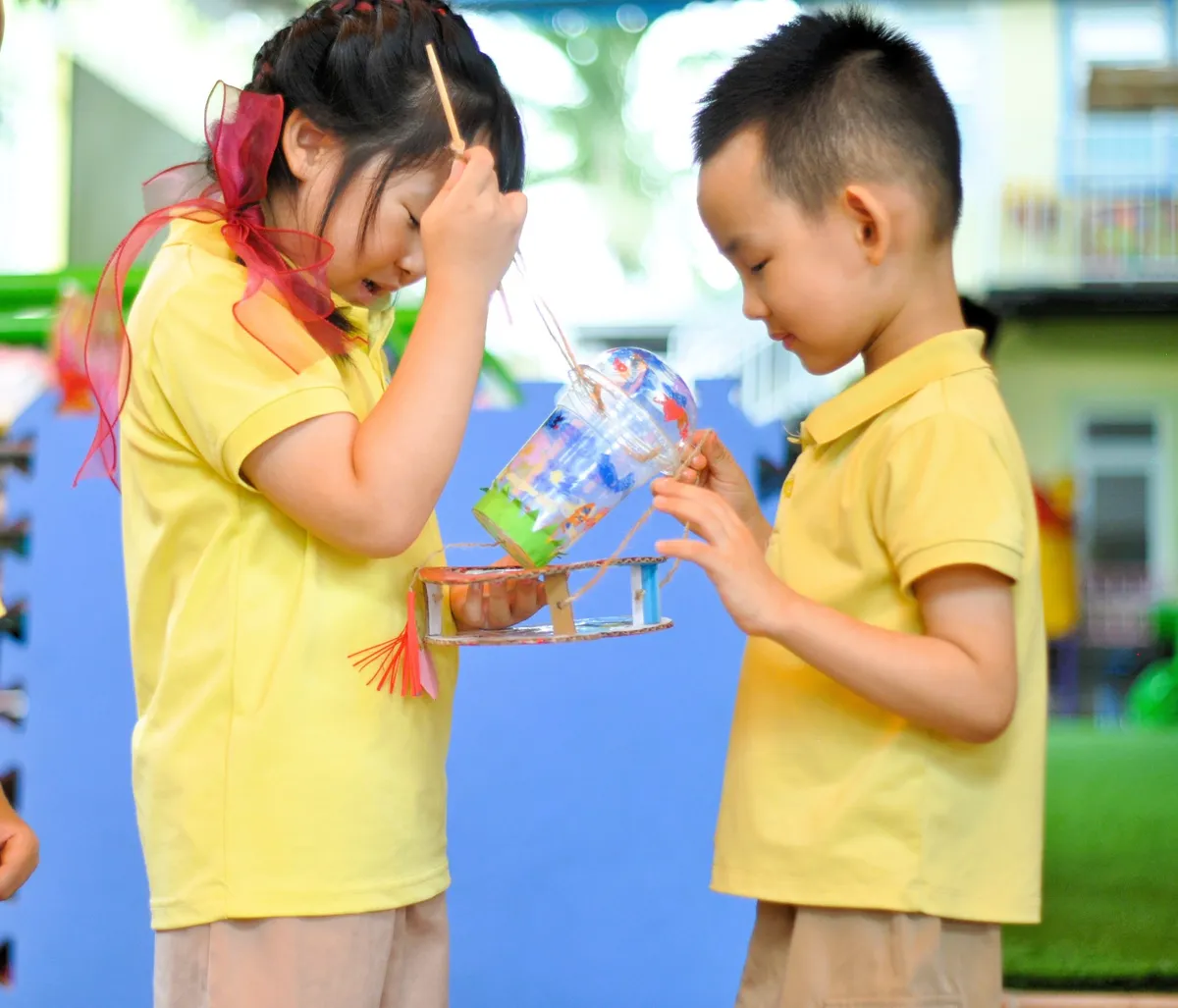 Thử l&agrave;m lồng đ&egrave;n cho trẻ em từ vật dụng quen thuộc- Ảnh 11.