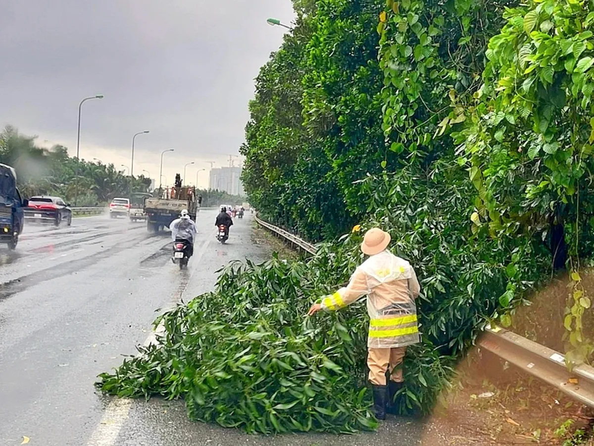 CSGT chủ động ứng phó, bảo đảm giao thông trong mưa bão - Ảnh 3.