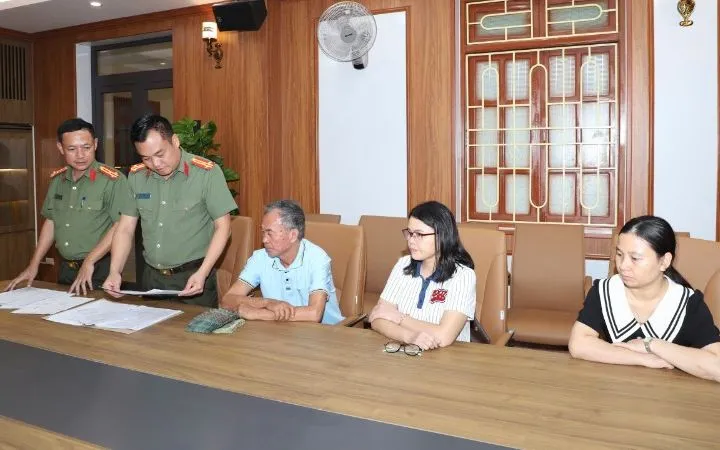 Cán bộ Phòng An ninh kinh tế Công an tỉnh làm việc với các đối tượng. Ảnh: Công an Ninh Bình Cán bộ Phòng An ninh kinh tế Công an tỉnh làm việc với các đối tượng. Ảnh: Công an Ninh Bình
