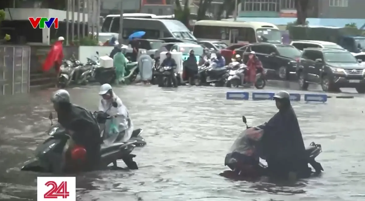 Người dân Thủ đô chật vật, sinh hoạt đảo lộn trong ngày mưa kéo dài- Ảnh 2. Người dân Thủ đô chật vật, sinh hoạt đảo lộn trong ngày mưa kéo dài- Ảnh 2.