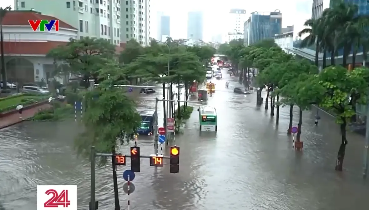 Người dân Thủ đô chật vật, sinh hoạt đảo lộn trong ngày mưa kéo dài- Ảnh 3. Người dân Thủ đô chật vật, sinh hoạt đảo lộn trong ngày mưa kéo dài- Ảnh 3.