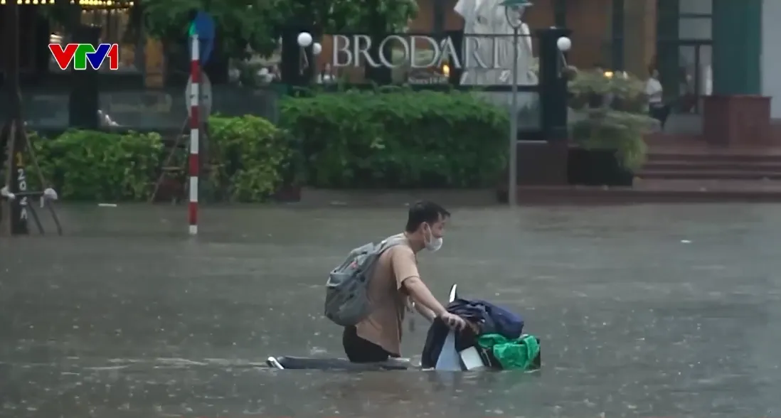 Người dân Thủ đô chật vật, sinh hoạt đảo lộn trong ngày mưa kéo dài- Ảnh 1. Người dân Thủ đô chật vật, sinh hoạt đảo lộn trong ngày mưa kéo dài- Ảnh 1.