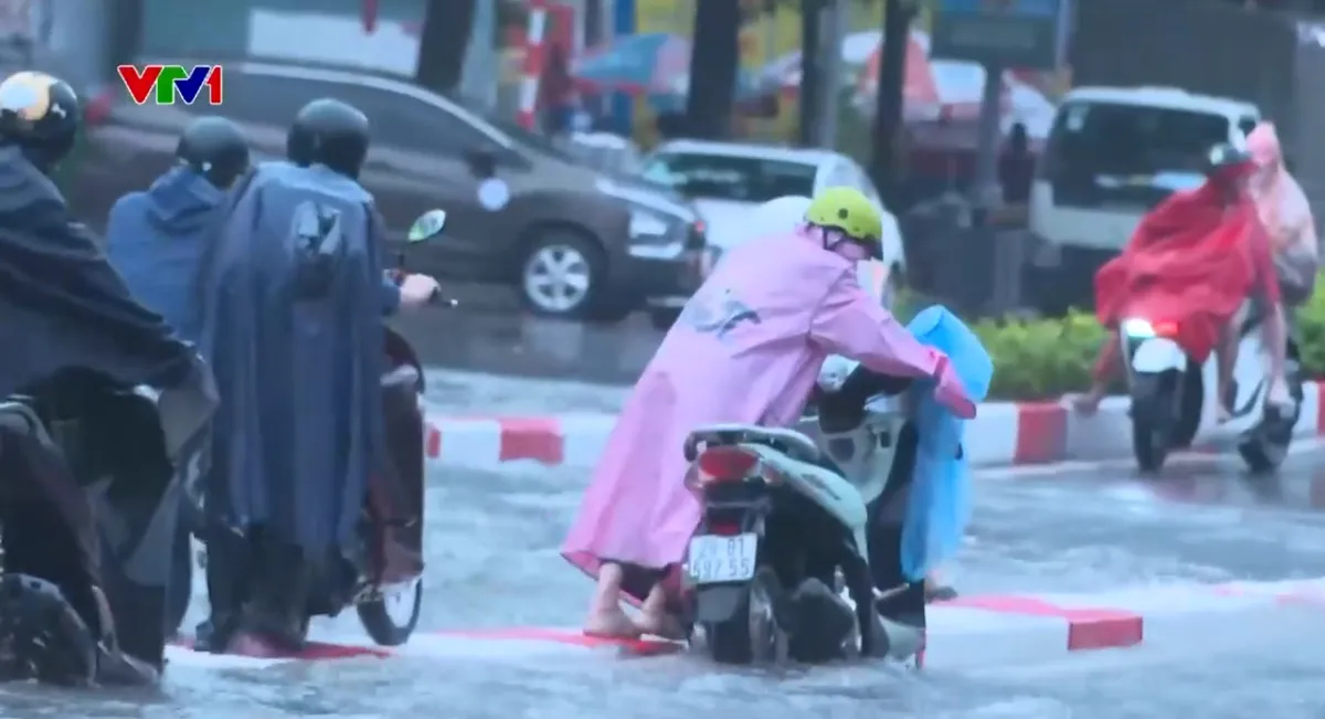 Hà Nội ngập úng, ùn tắc kéo dài giờ tan tầm, nhiều phương tiện chết máy - Ảnh 2.