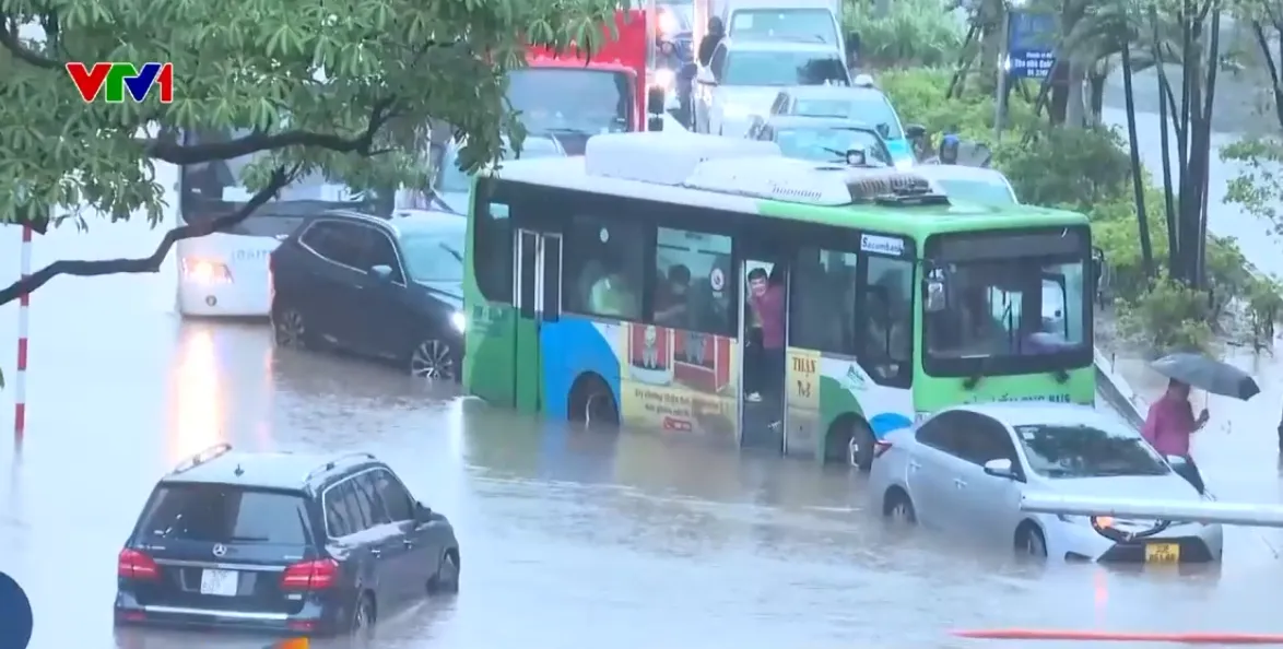 Hà Nội ngập úng, ùn tắc kéo dài giờ tan tầm, nhiều phương tiện chết máy - Ảnh 3.