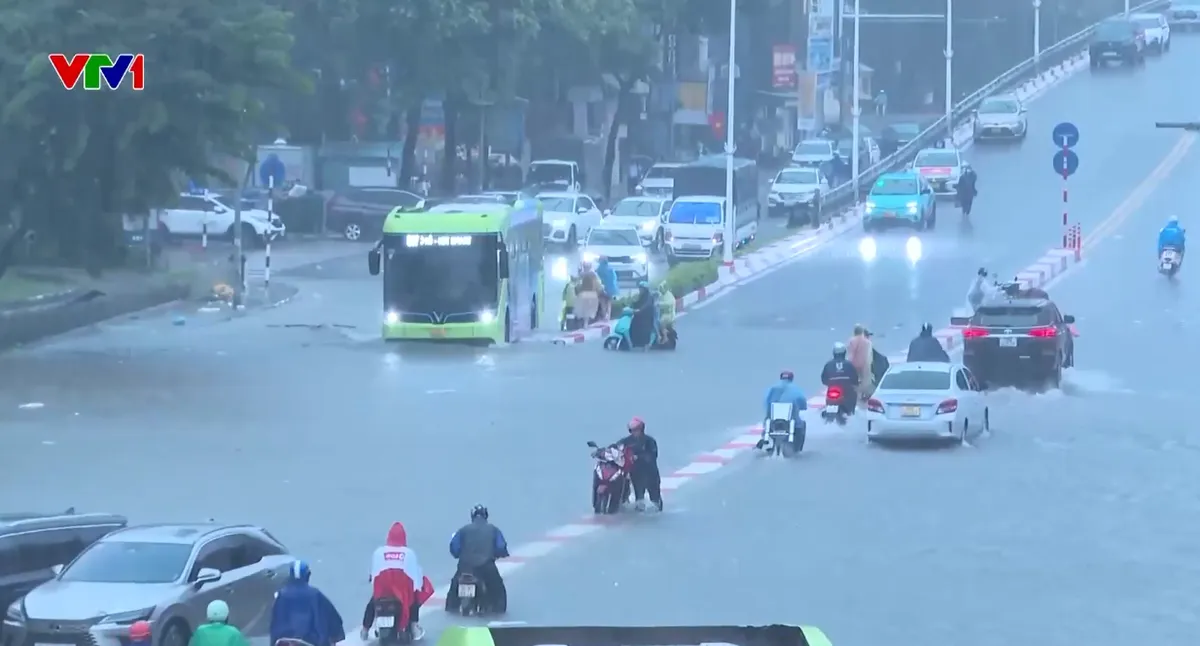 Hà Nội ngập úng, ùn tắc kéo dài giờ tan tầm, nhiều phương tiện chết máy - Ảnh 1.