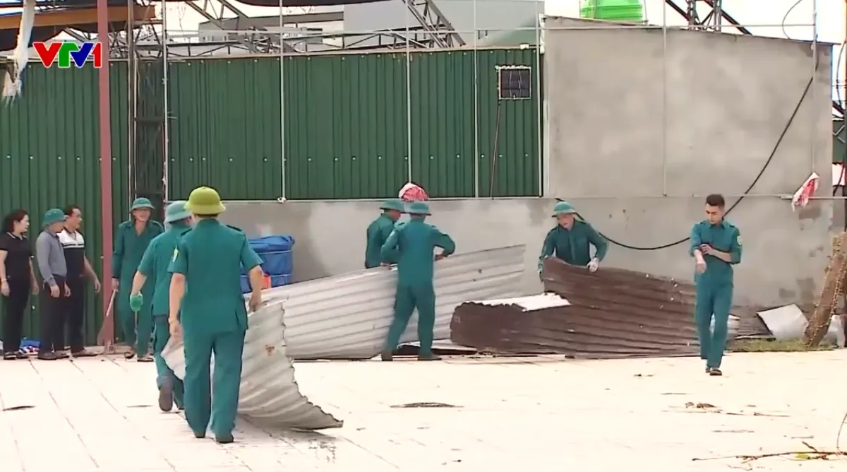 Hà Tĩnh huy động lực lượng hỗ trợ người dân khắc phục thiệt hại do bão số 10- Ảnh 1. Hà Tĩnh huy động lực lượng hỗ trợ người dân khắc phục thiệt hại do bão số 10- Ảnh 1.