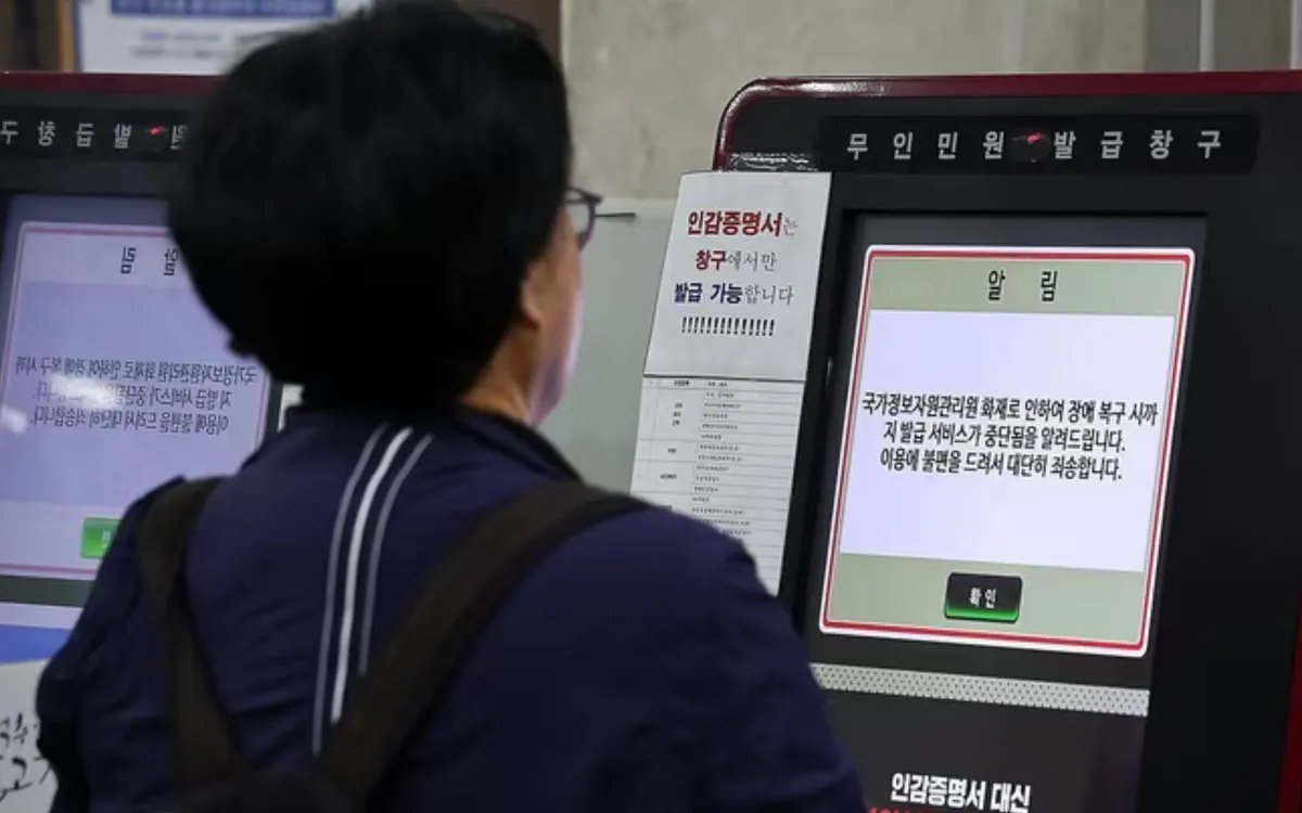 Tổng thống Hàn Quốc Lee Jae Myung đã chỉ thị cho chính phủ phải làm mọi cách để nhanh chóng khôi phục dịch vụ trước kỳ nghỉ lễ Chuseok (Ảnh: Yonhap) Tổng thống Hàn Quốc Lee Jae Myung đã chỉ thị cho chính phủ phải làm mọi cách để nhanh chóng khôi phục dịch vụ trước kỳ nghỉ lễ Chuseok (Ảnh: Yonhap)