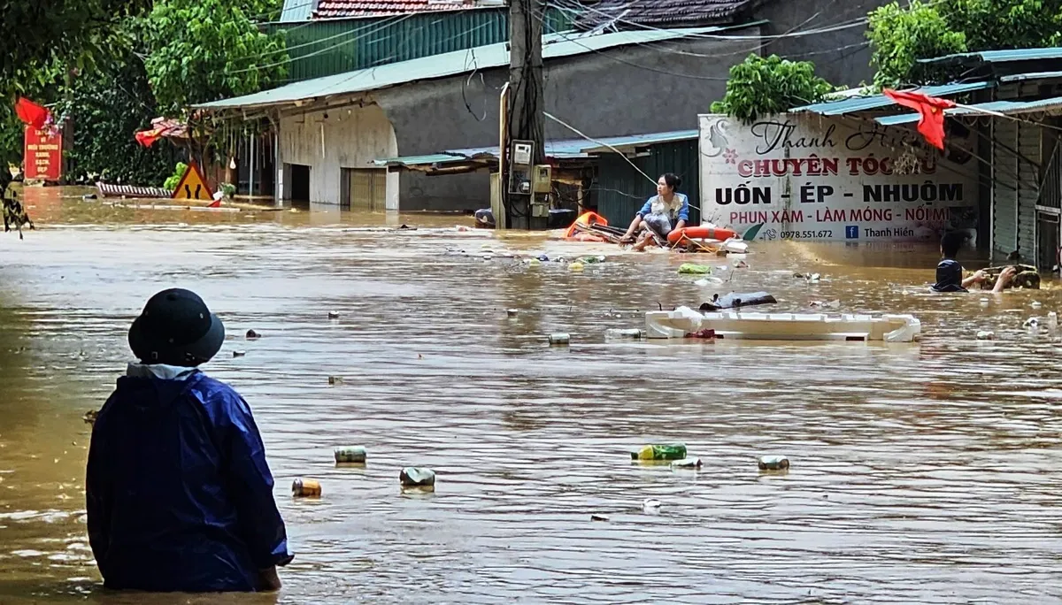 Nghệ An: Hai cầu cứng bị lũ cuốn trôi, nhiều bản làng chia cắt” - Ảnh 1.