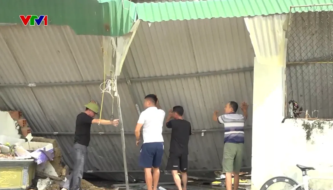 Lực lượng chức năng tỉnh Nghệ An cùng người dân khắc phục hậu quả sau bão- Ảnh 1. Lực lượng chức năng tỉnh Nghệ An cùng người dân khắc phục hậu quả sau bão- Ảnh 1.