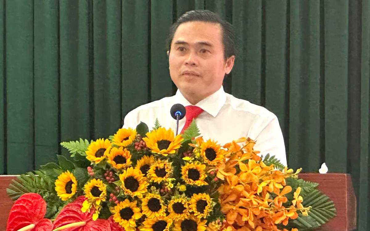 Trưởng ban Văn hóa - Xã hôi HĐND TP Hồ Chí Minh - Cao Thanh Bình - trình bày nghị quyết Trưởng ban Văn hóa - Xã hôi HĐND TP Hồ Chí Minh - Cao Thanh Bình - trình bày nghị quyết