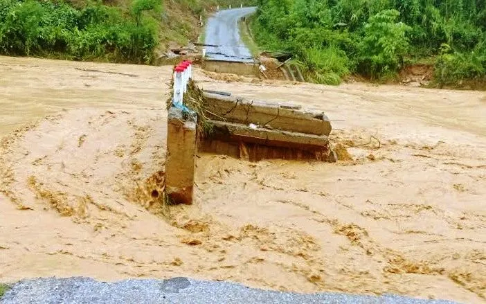 CẬP NHẬT: Bão số 10 và mưa lũ khiến hơn 40 người chết và mất tích - Ảnh 1.