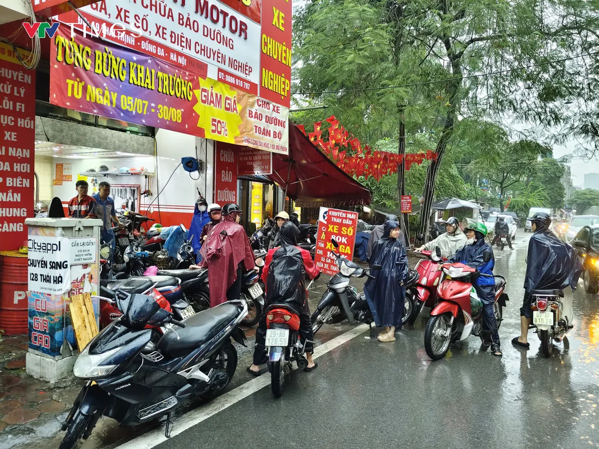 Người dân Hà Nội chờ dài ở tiệm sửa xe sau mưa ngập- Ảnh 3. Người dân Hà Nội chờ dài ở tiệm sửa xe sau mưa ngập- Ảnh 3.
