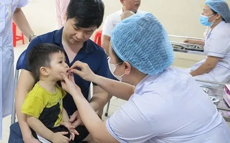 Cho trẻ uống bổ sung vitamin A trong Ngày vi chất dinh dưỡng để phòng chống thiếu vi chất ở trẻ dưới 5 tuổi. Cho trẻ uống bổ sung vitamin A trong Ngày vi chất dinh dưỡng để phòng chống thiếu vi chất ở trẻ dưới 5 tuổi.
