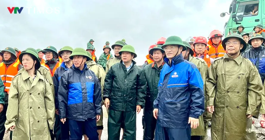 Lãnh đạo UBND tỉnh Ninh Bình thường xuyên có mặt tại hiện trường chỉ đạo khắc phục thiệt hại sau bão số 10. Ảnh: Thái Thọ