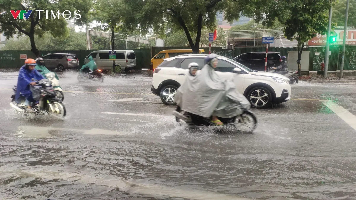 Hà Nội ngập nặng, trường tổ chức cho học sinh ăn ngủ qua đêm- Ảnh 3. Hà Nội ngập nặng, trường tổ chức cho học sinh ăn ngủ qua đêm- Ảnh 3.