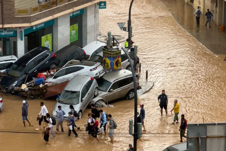 Bão Gabrielle gây lũ lụt nghiêm trọng tại nhiều vùng của Tây Ban Nha - Ảnh 2.