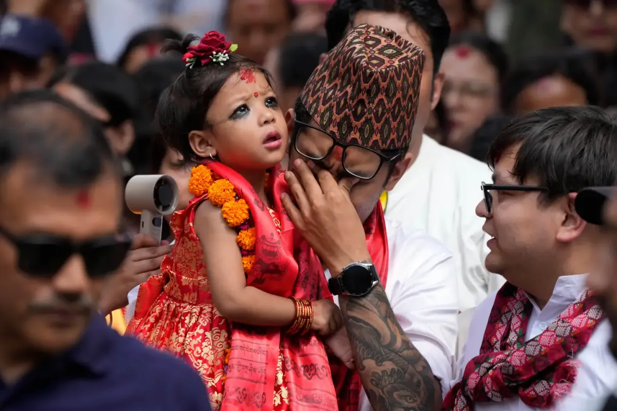 Nepal chọn bé gái 2 tuổi làm nữ thần sống Kumari được tôn kính- Ảnh 2. Nepal chọn bé gái 2 tuổi làm nữ thần sống Kumari được tôn kính- Ảnh 2.