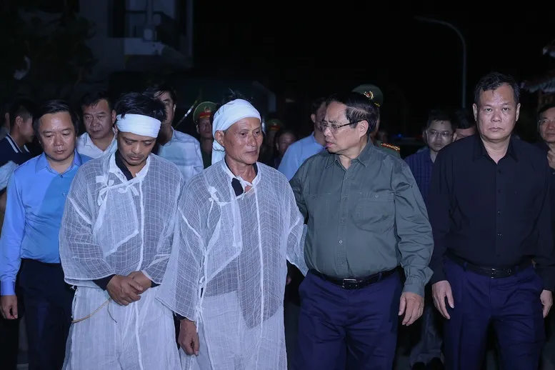 Thủ tướng thăm hỏi người dân bị thiệt hại do lốc xoáy tại Ninh Bình - Ảnh 1.