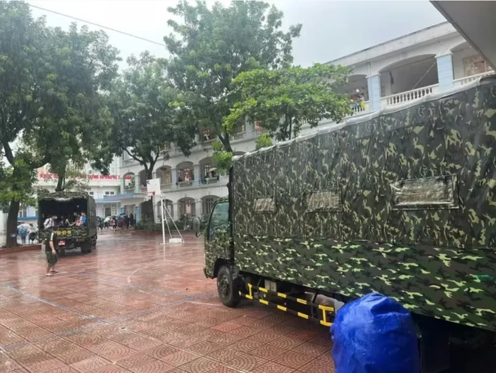 Hà Nội ngập nặng, trường tổ chức cho học sinh ăn ngủ qua đêm- Ảnh 2. Hà Nội ngập nặng, trường tổ chức cho học sinh ăn ngủ qua đêm- Ảnh 2.