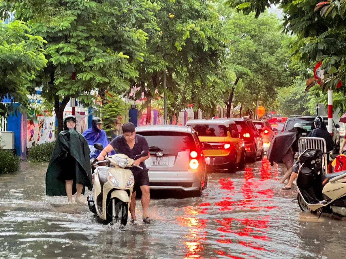 Sau bão số 10, Hà Nội mưa dài gây ngập úng nhiều tuyến đường - Ảnh 5.