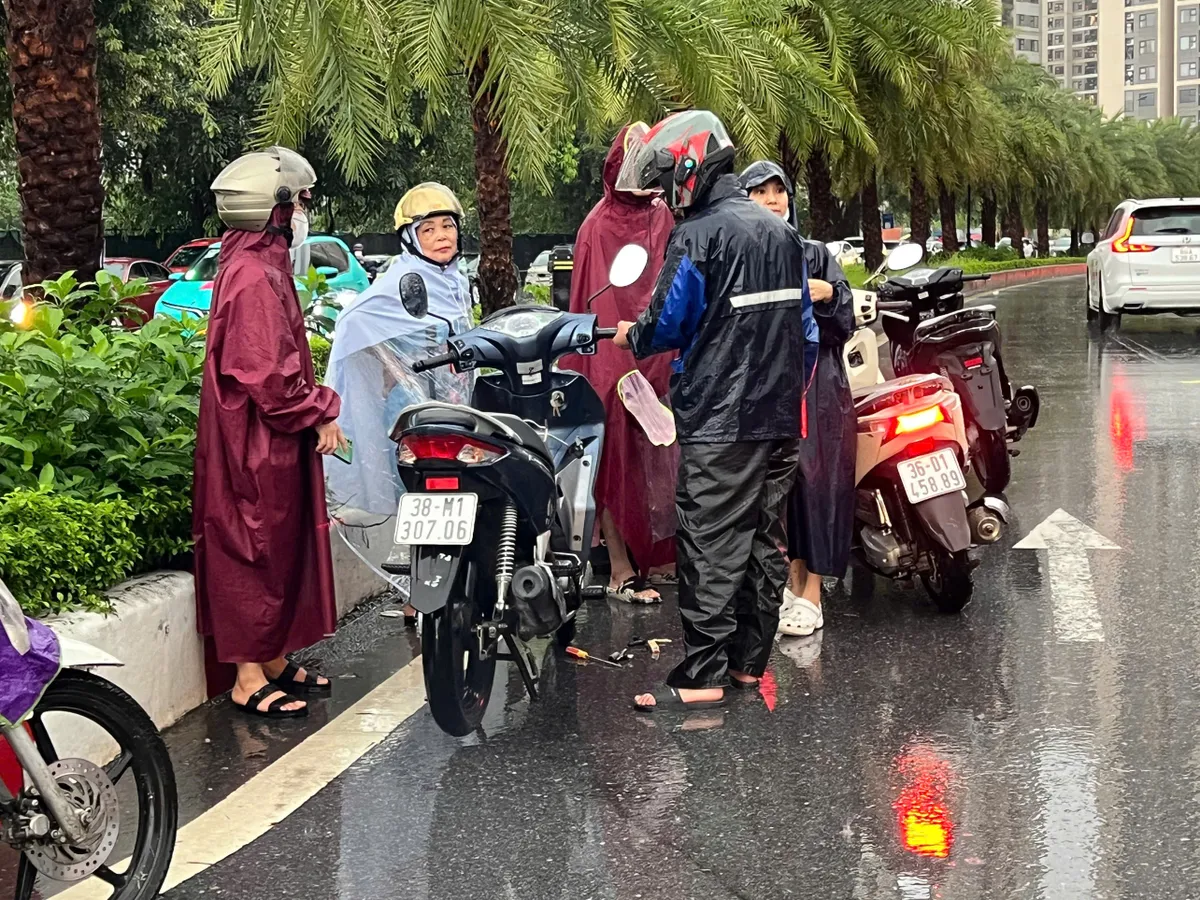 Sau bão số 10, Hà Nội mưa dài gây ngập úng nhiều tuyến đường - Ảnh 7.