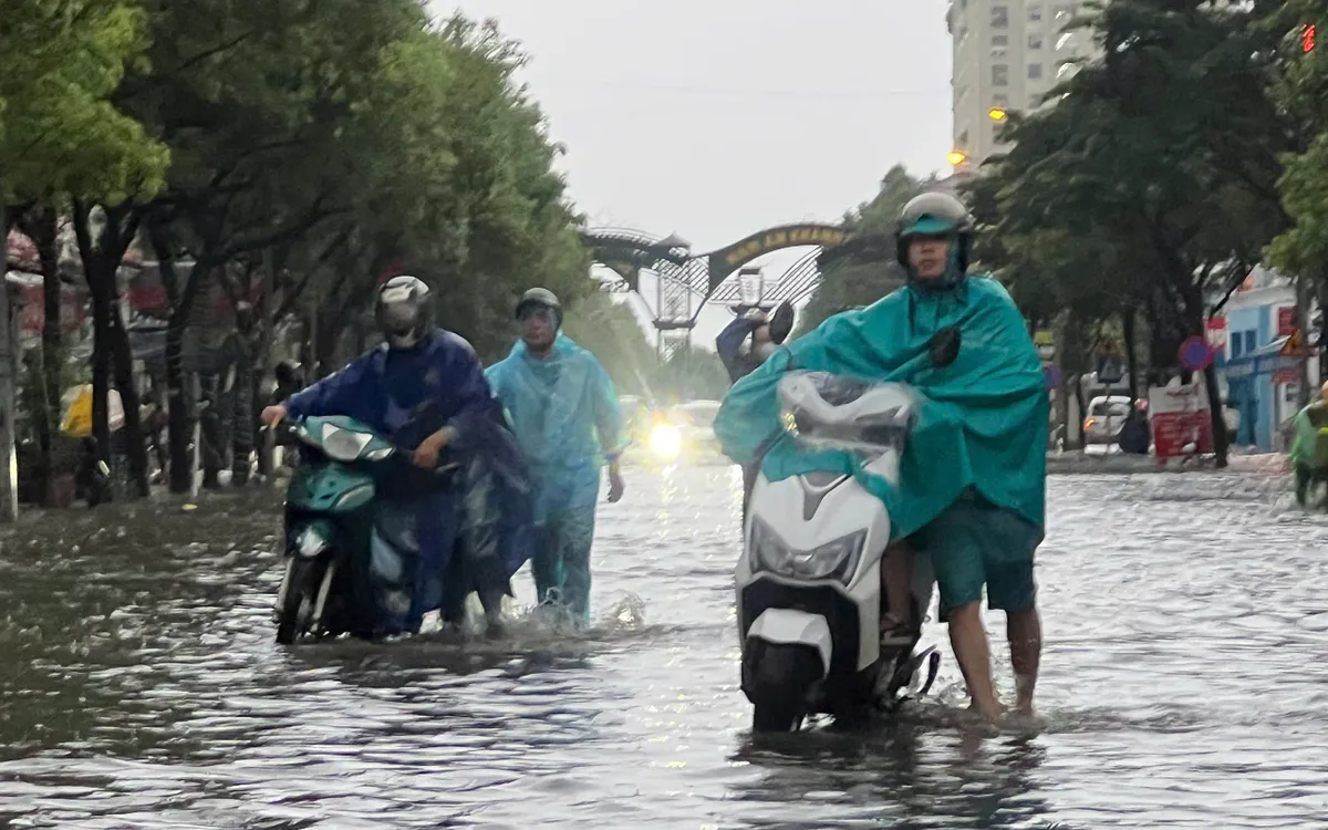 Do mưa đúng vào giờ cao điểm người dân đi học, đi làm.