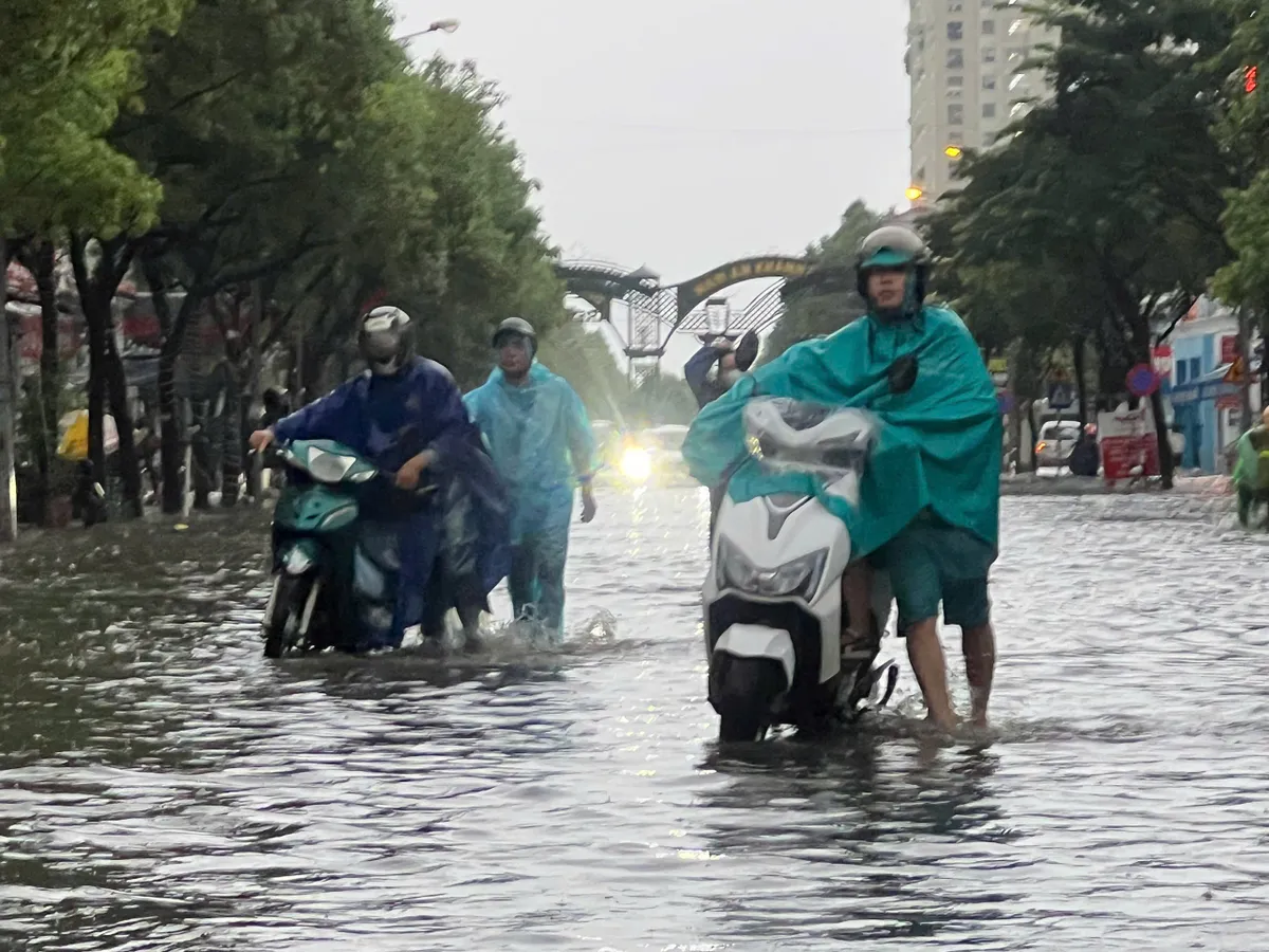 Sau bão số 10, Hà Nội mưa dài gây ngập úng nhiều tuyến đường - Ảnh 6.