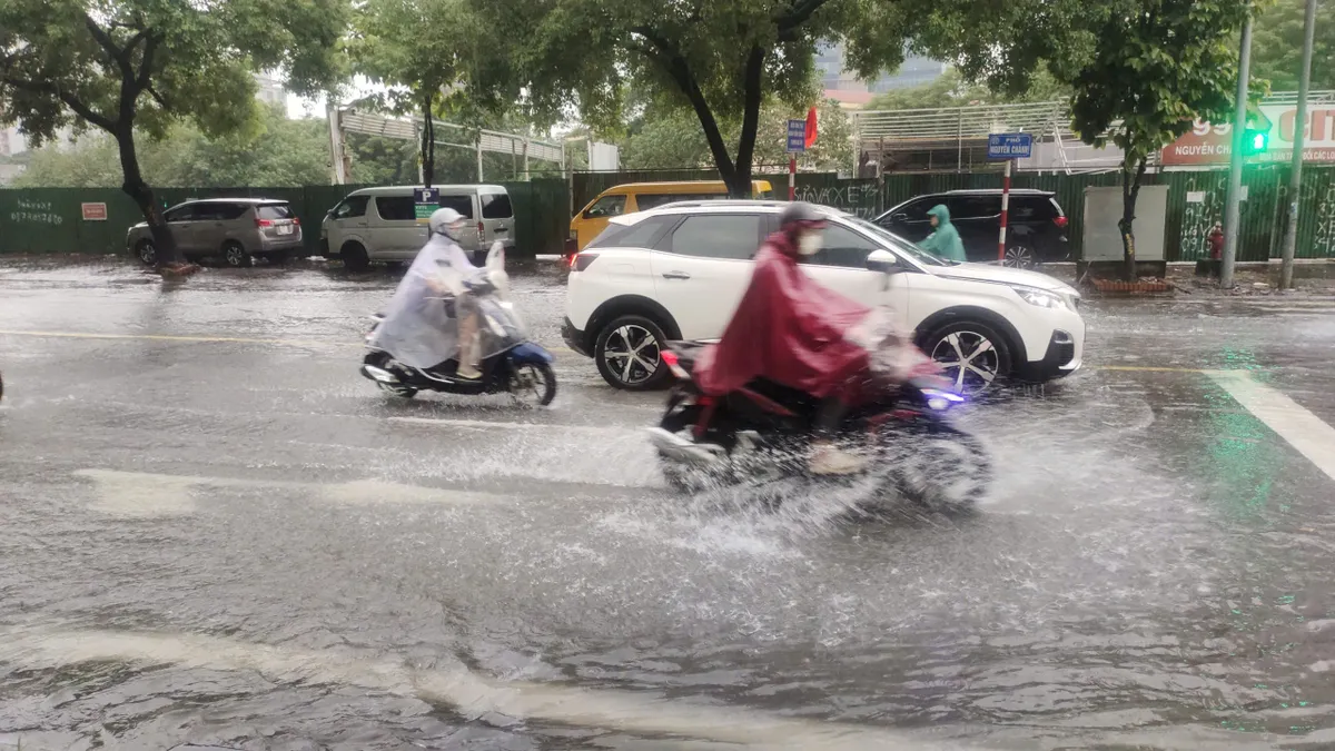 Sau bão số 10, Hà Nội mưa dài gây ngập úng nhiều tuyến đường - Ảnh 8.