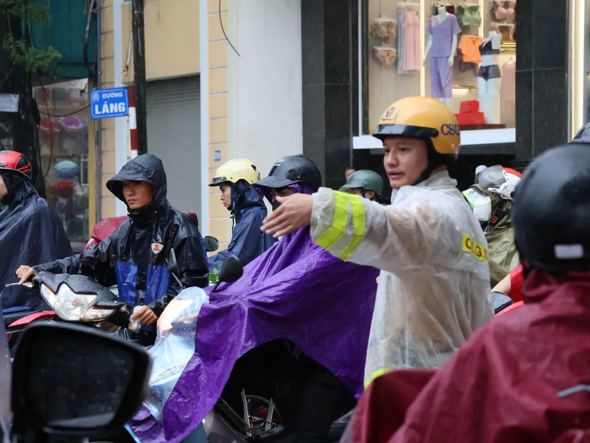 Sau bão số 10, Hà Nội mưa dài gây ngập úng nhiều tuyến đường - Ảnh 3.