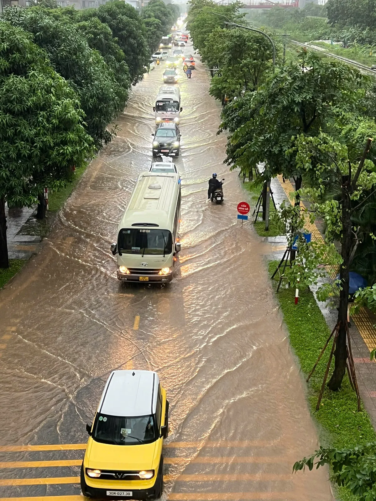 CSGT chủ động ứng phó, bảo đảm giao thông trong mưa bão - Ảnh 9.