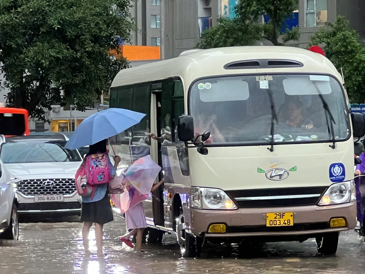 Sau bão số 10, Hà Nội mưa dài gây ngập úng nhiều tuyến đường - Ảnh 11.