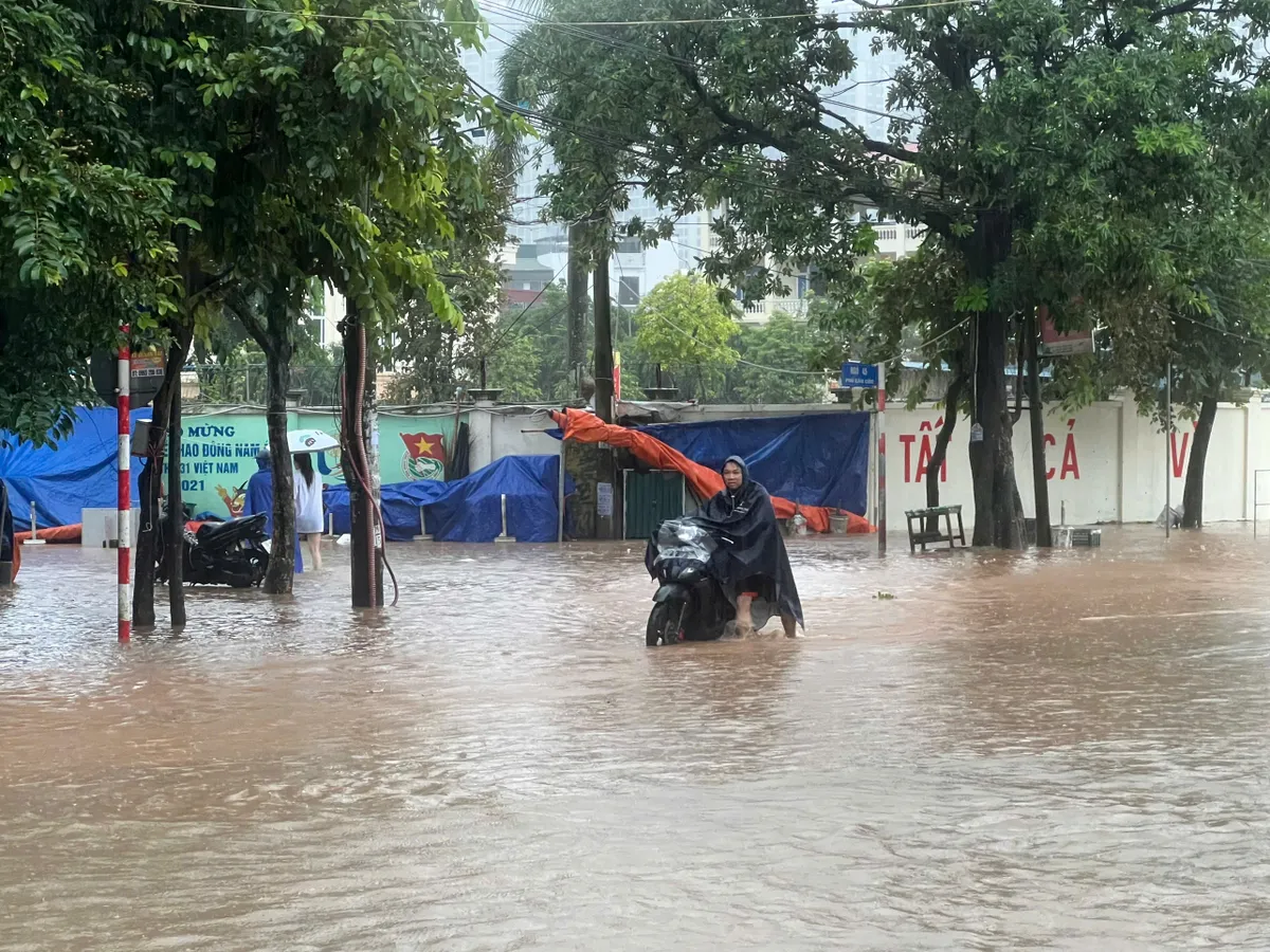 Sau bão số 10, Hà Nội mưa dài gây ngập úng nhiều tuyến đường - Ảnh 1.