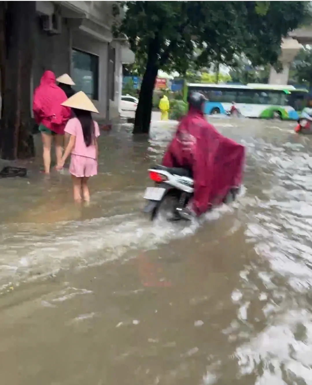 Sau bão số 10, Hà Nội mưa dài gây ngập úng nhiều tuyến đường - Ảnh 2.
