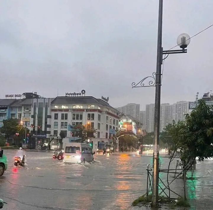 Sau bão số 10, Hà Nội mưa dài gây ngập úng nhiều tuyến đường - Ảnh 9.