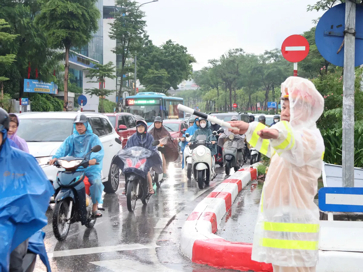 CSGT chủ động ứng phó, bảo đảm giao thông trong mưa bão - Ảnh 1.