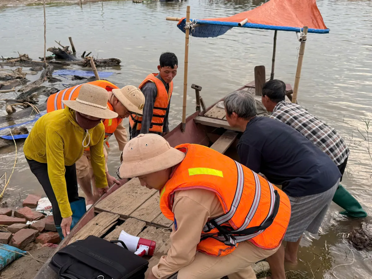 CSGT chủ động ứng phó, bảo đảm giao thông trong mưa bão - Ảnh 4.